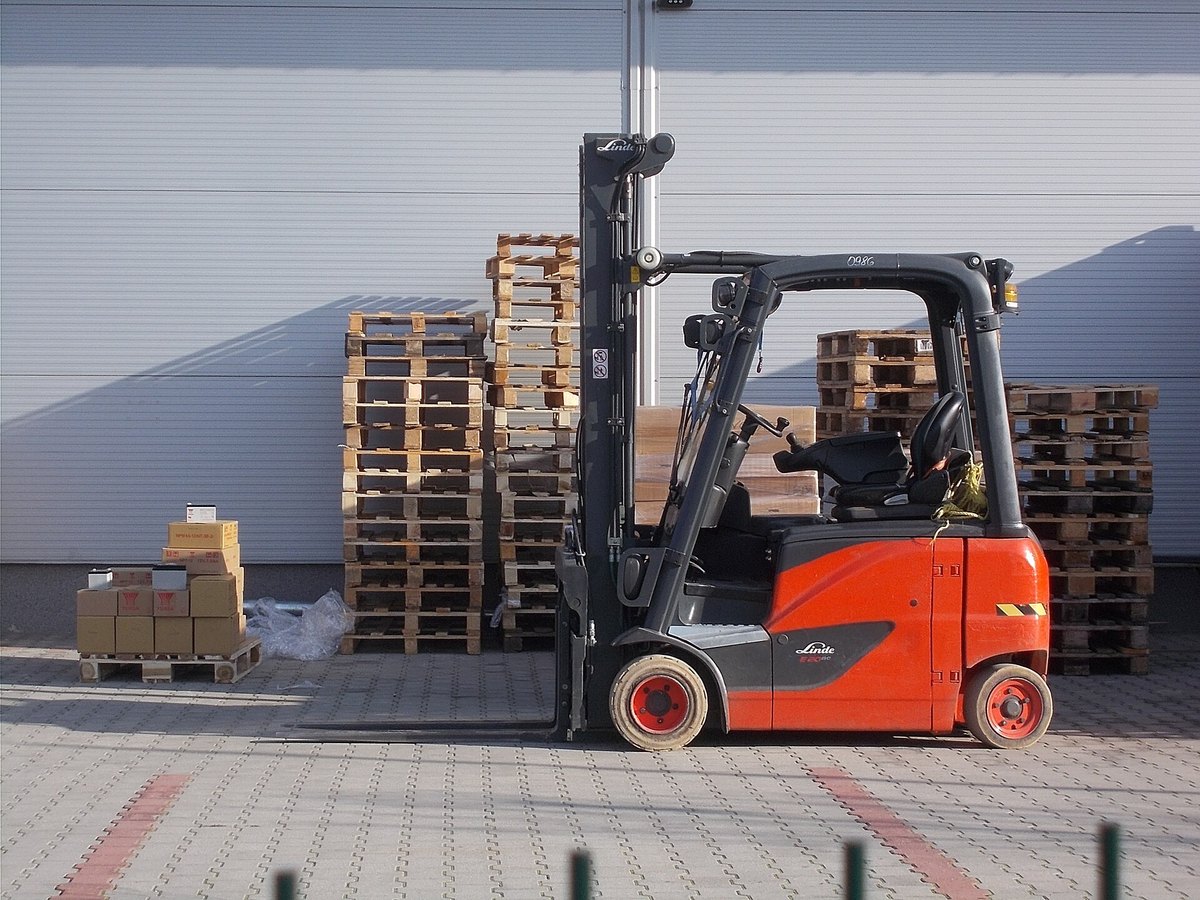 Diesel Linde counterbalance forklift with pneumatic tires standing in an equipment yard